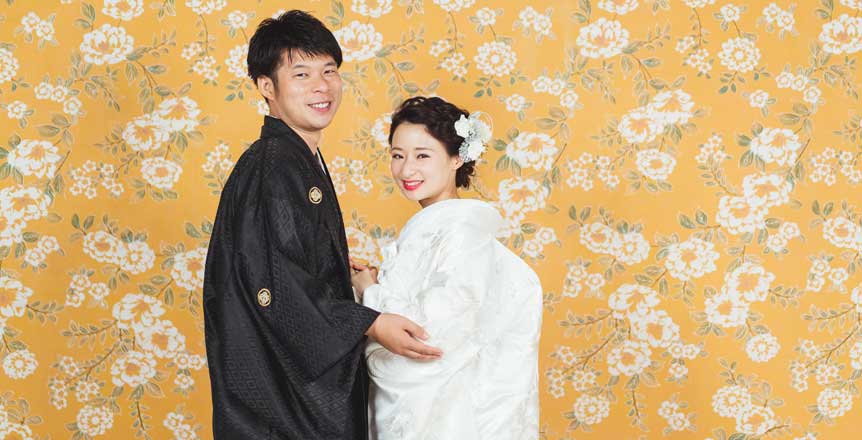 花柄を背景にフォトスタジオ前撮り