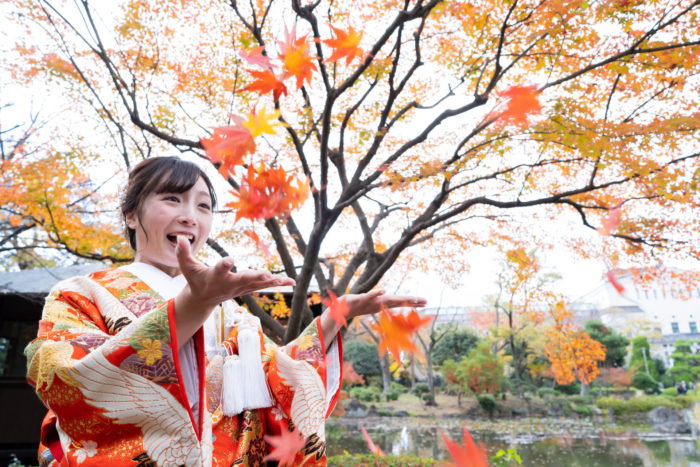 慶沢園で紅葉を投げて遊んでいる前撮り