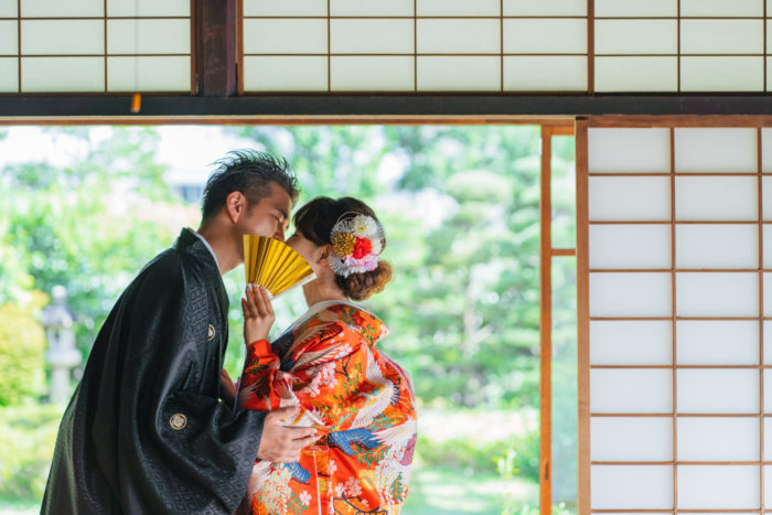 扇子でキスを隠して