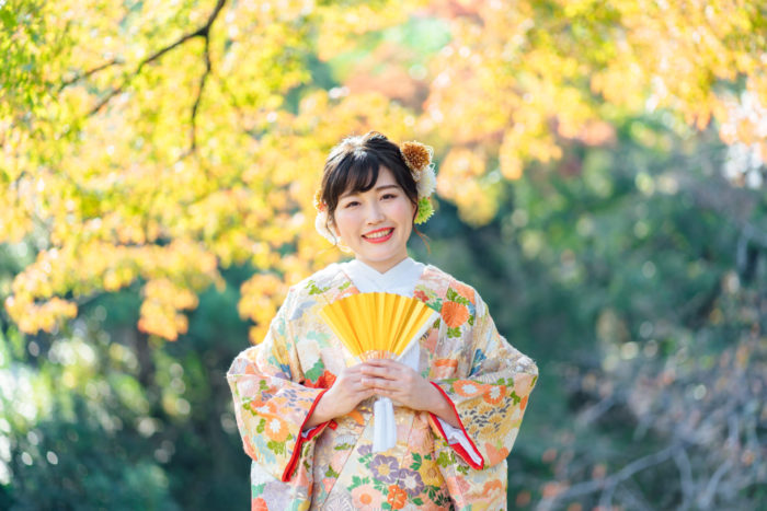木の下で新婦様の笑顔