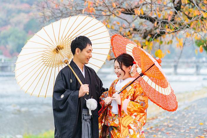 雨の中紅葉の木の下で