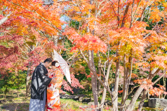 紅葉の藤田邸跡公園でおでこをくっつけている