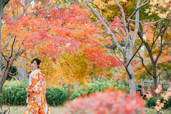 藤田邸跡公園の紅葉を背景にした大阪和装前撮りソロショット