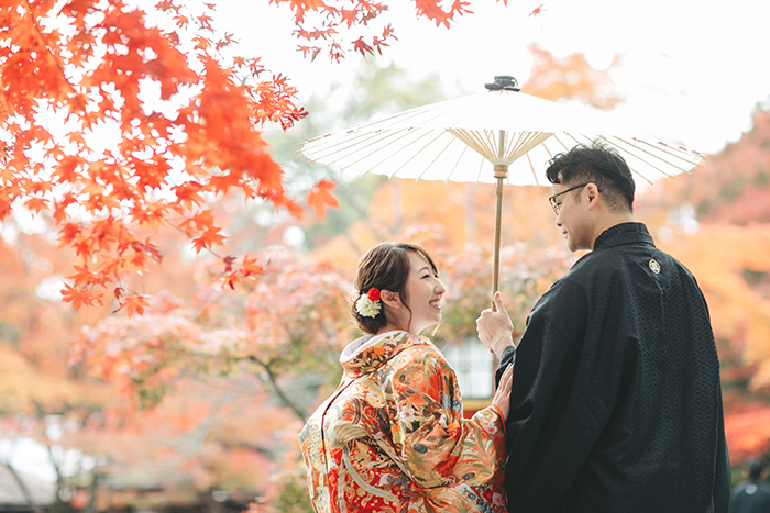 大阪の秋の紅葉・和装前撮り相合い傘ショット