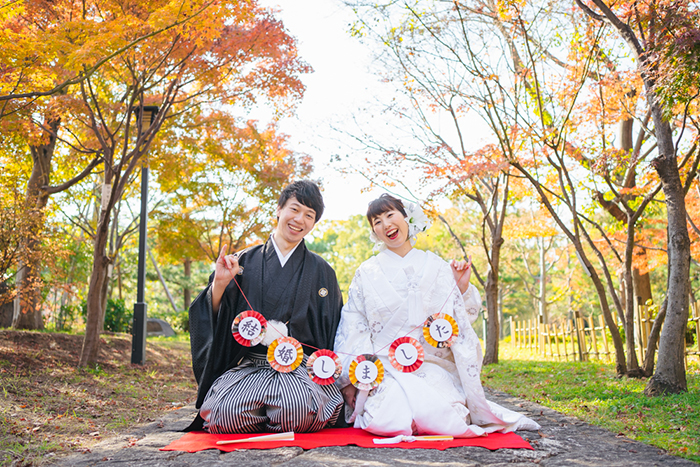大阪の紅葉を背景に和装前撮りで人気のお座りショット