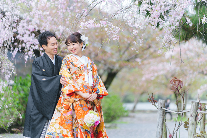 桜を背景に和装前撮り