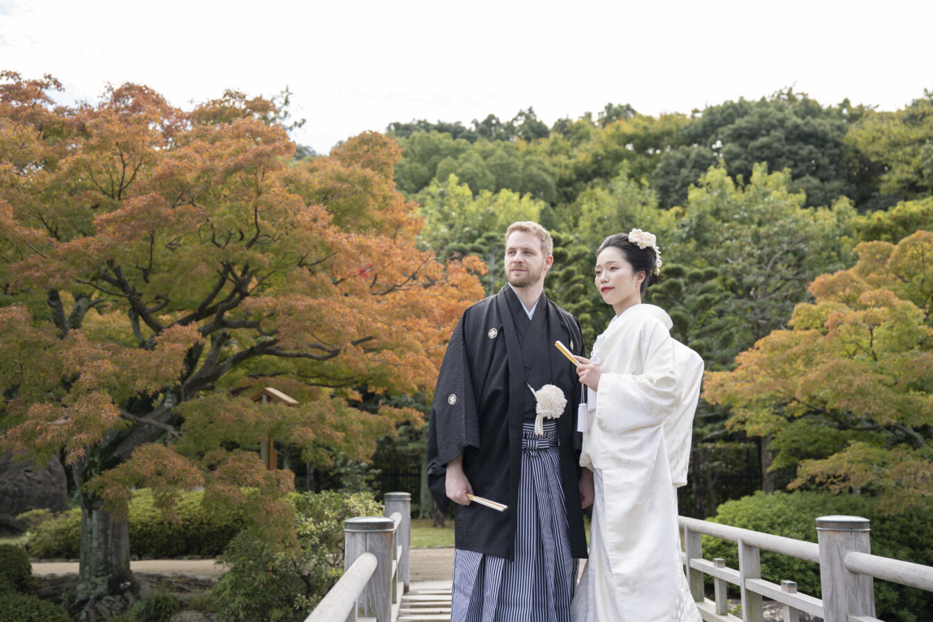 色づき始めた紅葉を背景にした前撮り